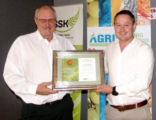 Jacques Beukes receives an honourary award from Agri Western Cape
